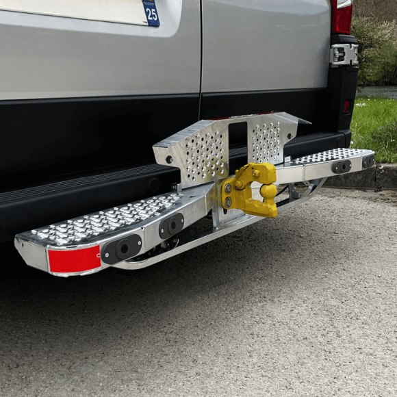 Trittbrett in hochgeklappter und verriegelter Position Renault Trafic 2024+ Trittbrett in hochgeklappter und verriegelter Position Renault Trafic 2024+