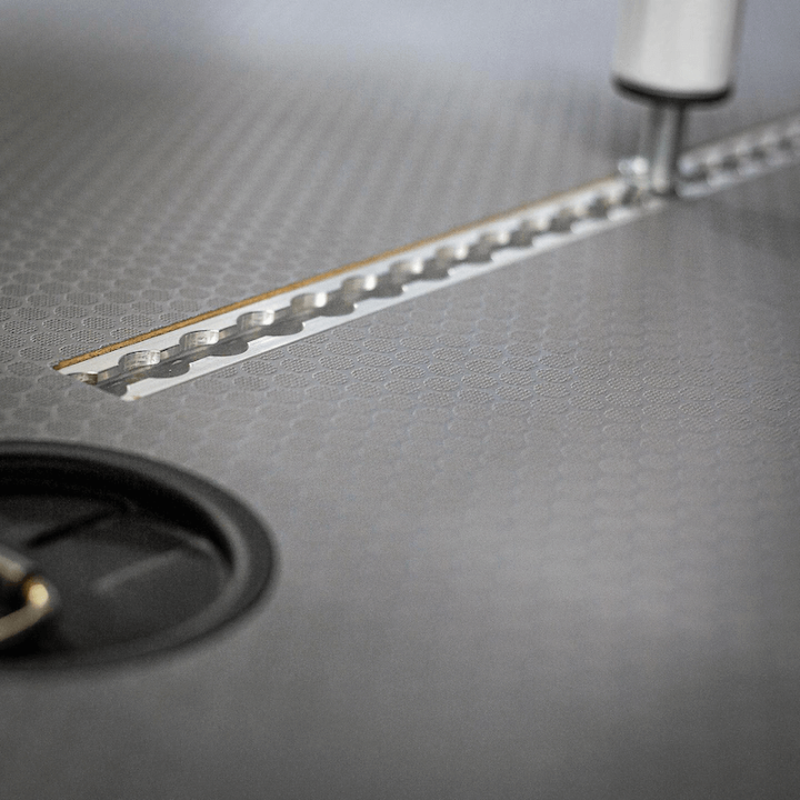 Boden mit integrierter Zurrschiene. Ideal zur Befestigung einer Teleskop-Haltestange