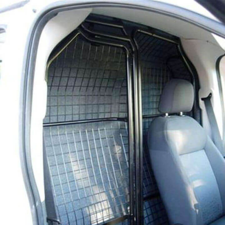 Volle Trennwand auf original schwenkbarem Gitter - Peugeot Bipper - Ansicht von der Kabine Volle Trennwand auf original schwenkbarem Gitter - Peugeot Bipper - Ansicht von der Kabine