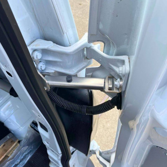 Endergebnis nach Montage des hinteren Türstoppers für Ford Custom 2023+ Endergebnis nach Montage des hinteren Türstoppers für Ford Custom 2023+