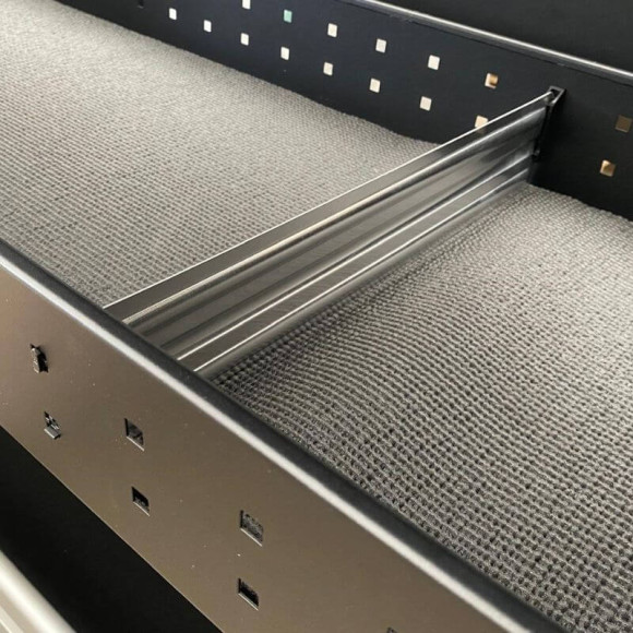 Provan Metalltrenner für Nutzfahrzeugregal – einfache und flexible Installation Provan Metalltrenner für Nutzfahrzeugregal – einfache und flexible Installation