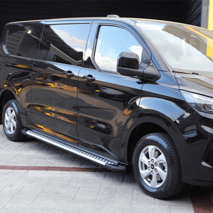 Festes seitliches Trittbrett grau – Gesamtansicht des Produkts - Ford Custom ab 2023