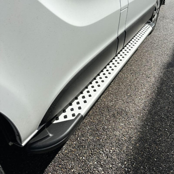 Fest montierter Seitentritt mit Aluminium-Beschichtung für Mercedes Sprinter ab 2018 (Hinterradantrieb).