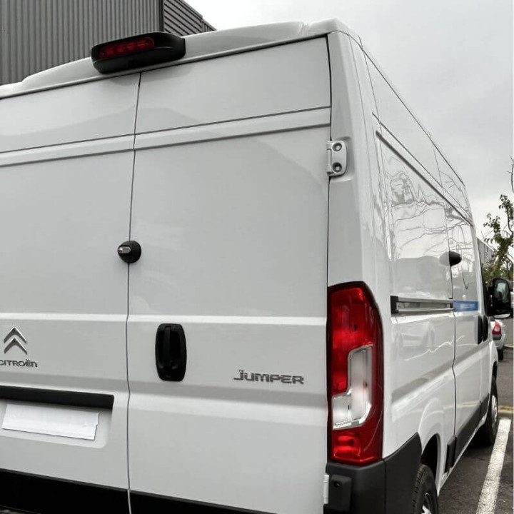 Diebstahlsicherungsschloss Mul-T-Lock MVP3000 montiert an Citroën Jumper.