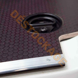 Graue rutschfeste Bodenplatte aus Holz für Renault Express Van L1 mit Schwellerschienen und Abschlussrosetten.