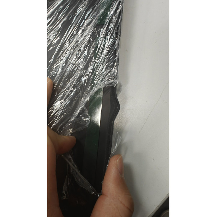 Leichter Schaden von unten sichtbar.