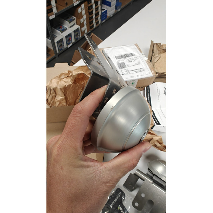 Leichter Kratzer aufgrund eines Stoßes während des Transports.