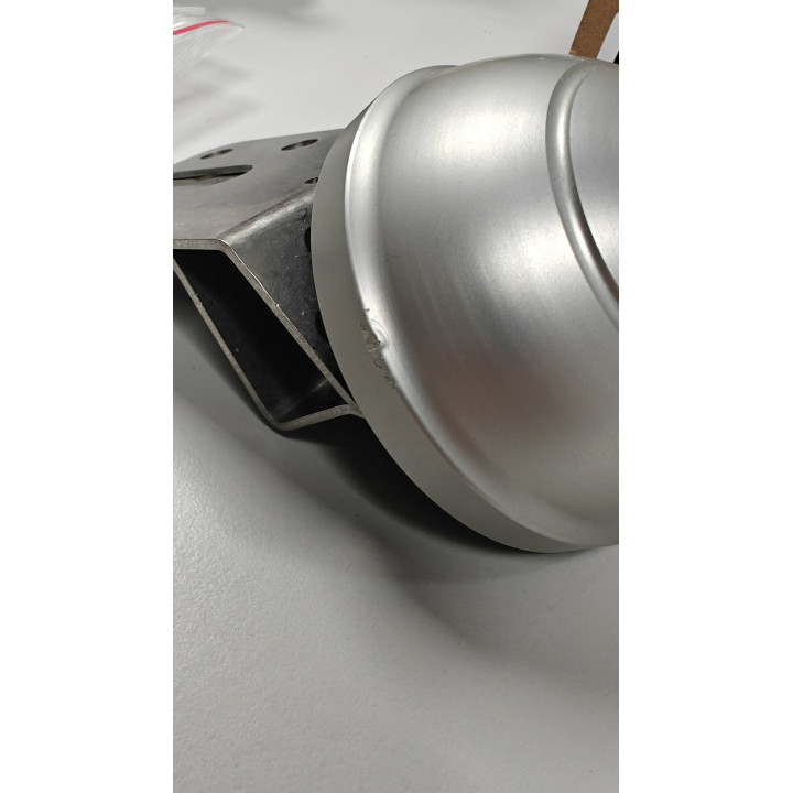 Leichter Kratzer aufgrund eines Stoßes während des Transports.