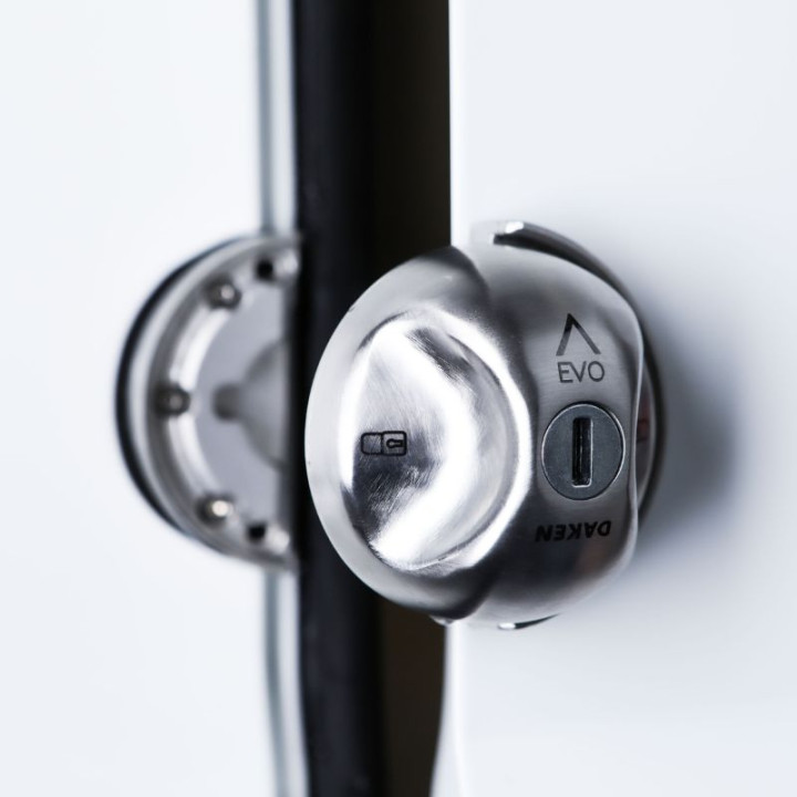 Seitenansicht Diebstahlsicherungsschloss DAKEN SATURN EVO montiert an Nutzfahrzeugtür