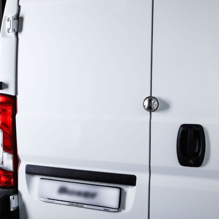 Diebstahlsicherungsschloss DAKEN SATURN EVO an der Hecktür eines Nutzfahrzeugs