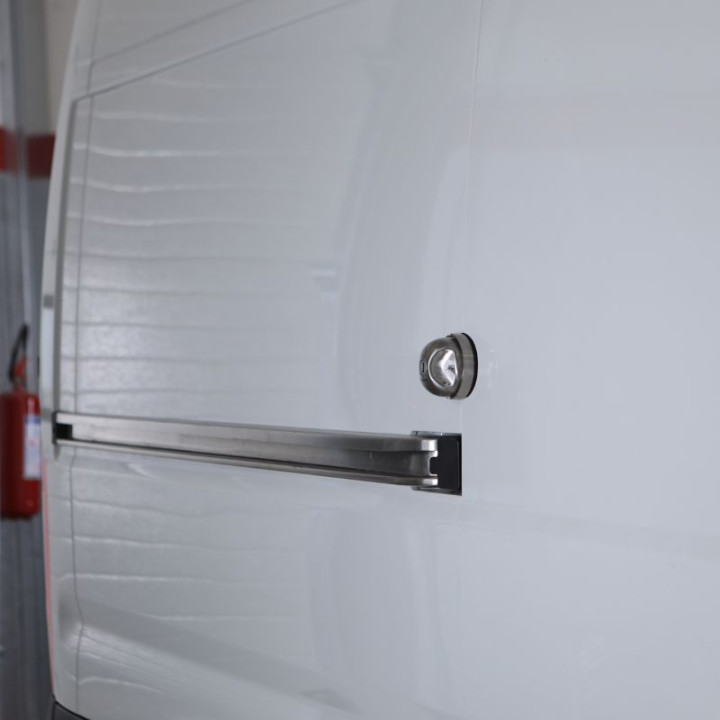 Diebstahlsicherung Nutzfahrzeug DAKEN SATURN EVO an Seitentür eines Transporters installiert
