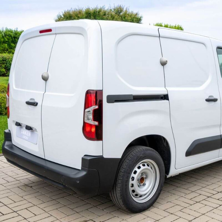 Diebstahlsicherung für Nutzfahrzeuge Daken Saturn GO montiert an Seitentür und Hecktüren des Fahrzeugs