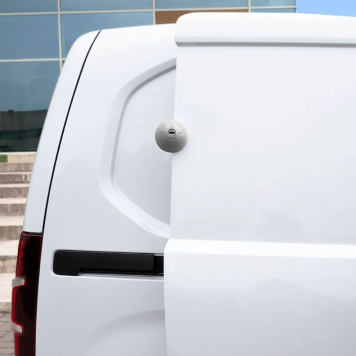 Diebstahlsicherung für Nutzfahrzeuge Daken Saturn GO montiert an Seitentür des Fahrzeugs