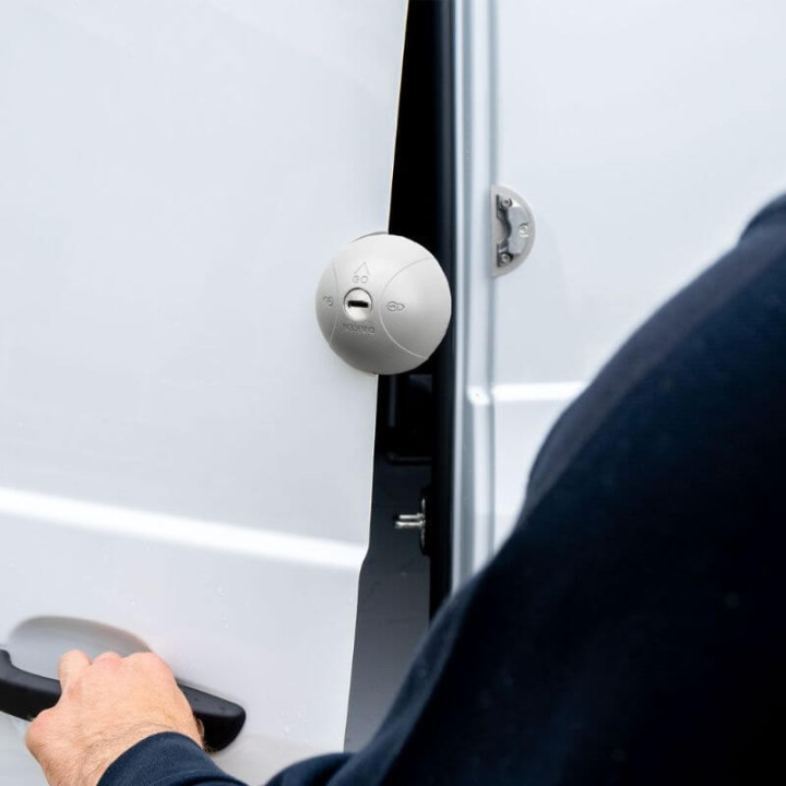 Diebstahlsicherung für Nutzfahrzeuge Daken Saturn GO in Anwendung an offener Tür