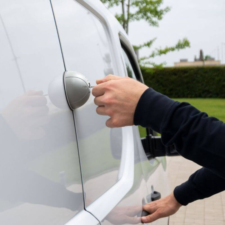 Diebstahlsicherung für Nutzfahrzeuge Daken Saturn GO montiert an Seitentür des Fahrzeugs