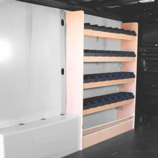 Kompakter Innenausbau Renault Trafic 2014-2024 mit Holzregal und 32 Fächern, linke Seite