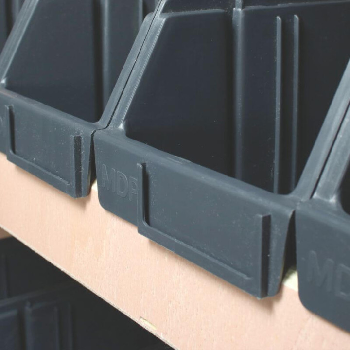 Detail: großformatiger herausnehmbarer Behälter auf Nutzfahrzeug-Holzregal