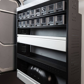 PROVAN-Ausbau mit Regalen und Behältern (links oder rechts) für Mercedes eSprinter 2023+ – Seitenansicht Transporter