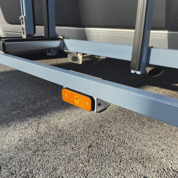 Glasträger - Option Seitenbeleuchtungsset (Fahrzeug über 6 Meter). Generisches Foto, nicht vertraglich bindend.