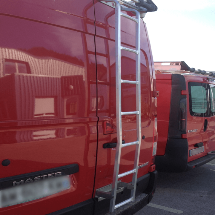 Aluminium-Türleiter. Beispiel am Renault Master