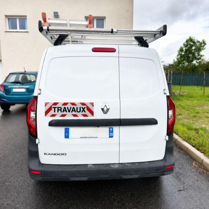Magnetisches BAUSTELLEN-Banner – Klasse B – am Fahrzeug