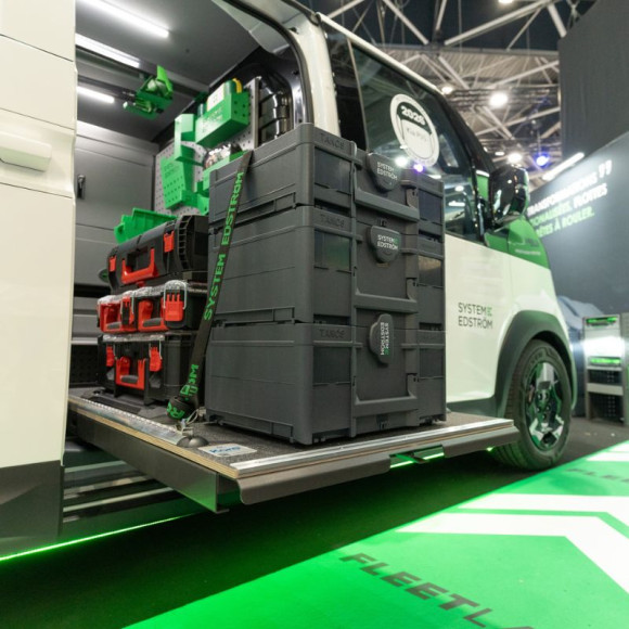 Ausziehbare Plattform von System Edström, durch die Seitentür eines Transporters herausgezogen