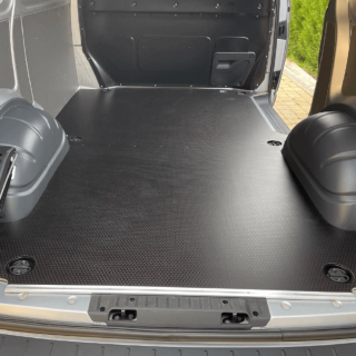 Rutschfester Holzboden aus finnischem Birkensperrholz. Dunkelbraune Farbe. Rutschfester Holzboden aus finnischem Birkensperrholz. Dunkelbraune Farbe.