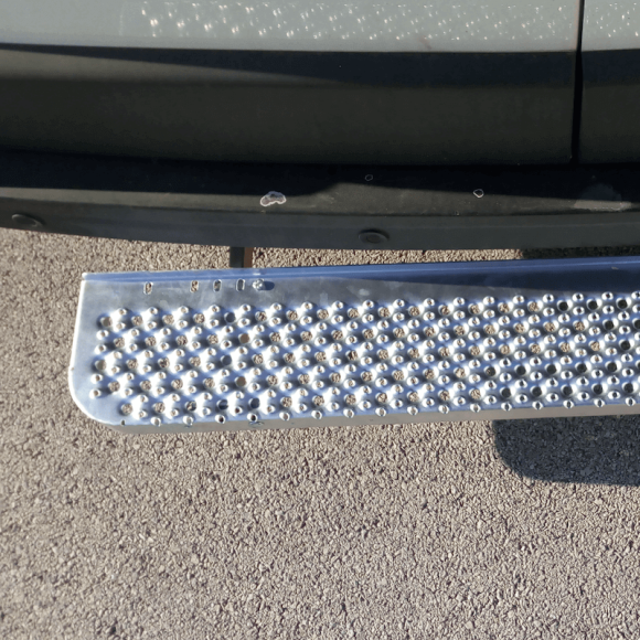 Tiefgezogene Stufe aus verzinktem Stahl. Verstärkte Haftung.