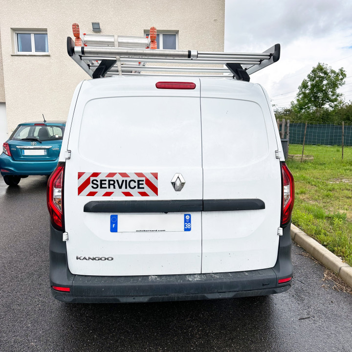 Magnetisches SERVICE-Banner - Klasse B - auf Fahrzeug
