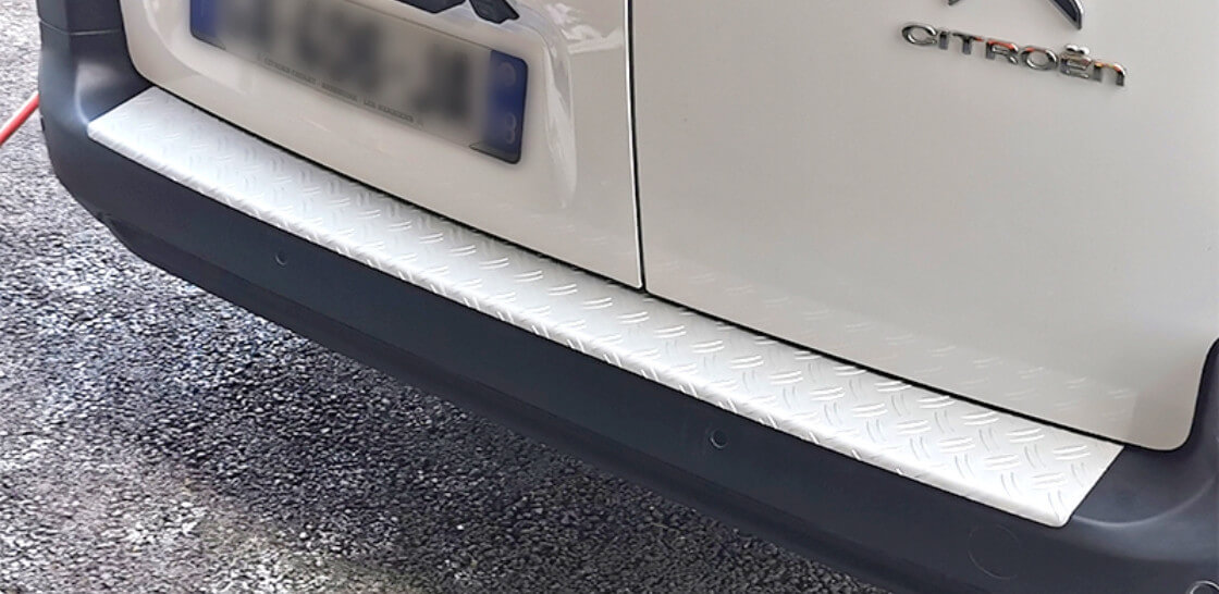 Ladekantenschutz für Nutzfahrzeuge aus schwarzem oder grauem Aluminium