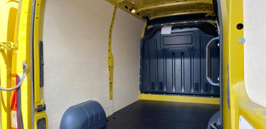 Holzverkleidung unbehandeltes Sperrholz Wände und Türen Transporter