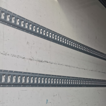 Die Installation und Verwendung von Verzurrschienen für Ihren Transporter Die Installation und Verwendung von Verzurrschienen für Ihren Transporter